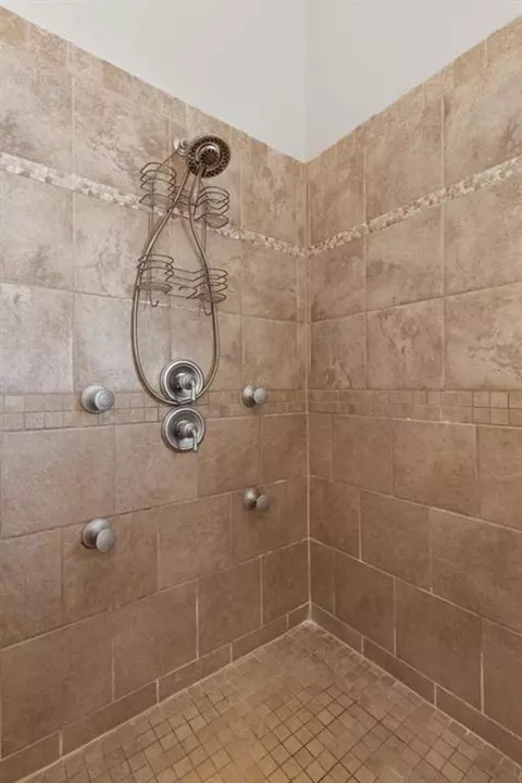 Bath - 4055 Greenside Ct, Dacula, GA 30019 photo 4 of 9
