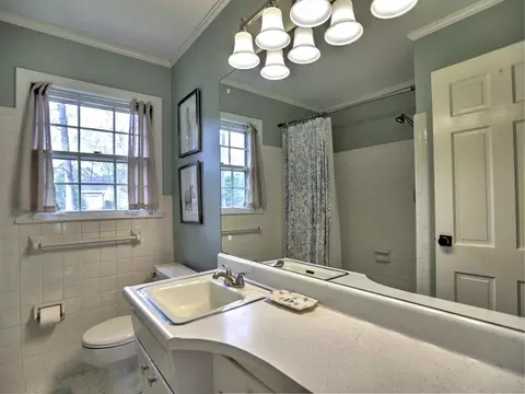 Bath - 1890 Gainsborough Dr, Chamblee, GA 30341 photo 4 of 4