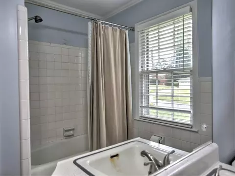 Bath - 1890 Gainsborough Dr, Chamblee, GA 30341 photo 3 of 4