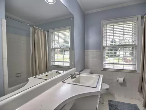 Bath - 1890 Gainsborough Dr, Chamblee, GA 30341 photo 2 of 4