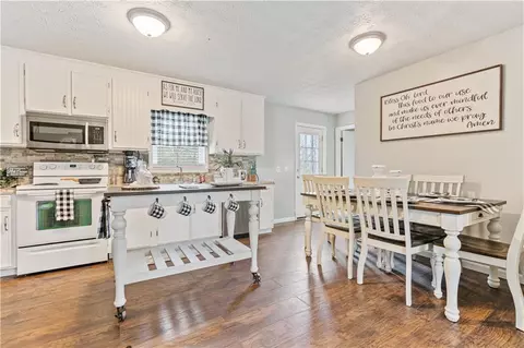 Dining - 305 Garrison Rd, Cornelia, GA 30531 photo 1 of 4