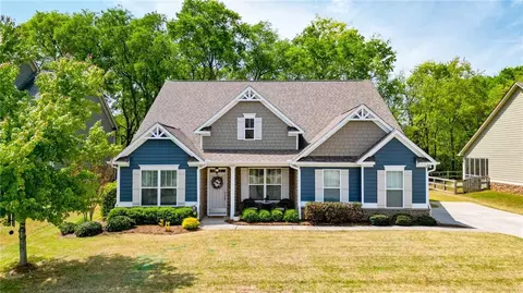 8 Stately Oaks Dr SE, Cartersville, GA 30120