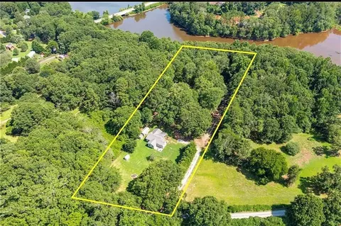 81 Hughes Rd, Toccoa, GA 30577