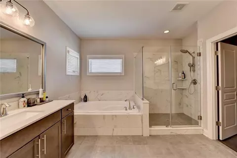 Bath - 662 Faraday Cir, Suwanee, GA 30024 photo 4 of 8
