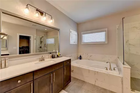 Bath - 662 Faraday Cir, Suwanee, GA 30024 photo 5 of 8
