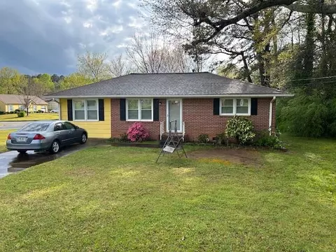 33 Cherokee St, Newnan, GA 30263