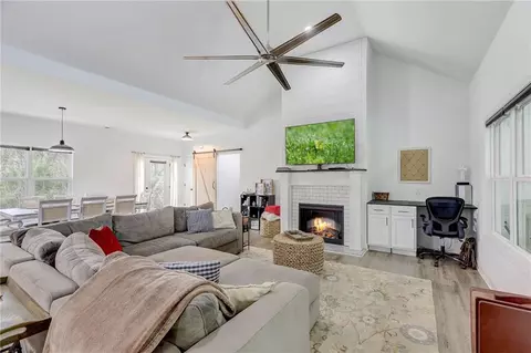 Living - 100 Glenview Ln, Commerce, GA 30529 photo 2 of 4