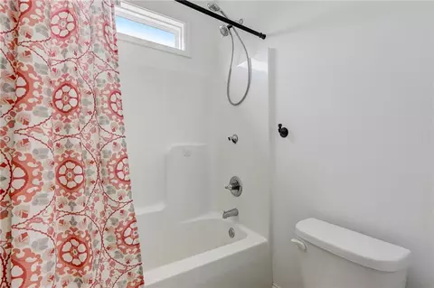 Bath - 100 Glenview Ln, Commerce, GA 30529 photo 6 of 7