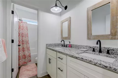 Bath - 100 Glenview Ln, Commerce, GA 30529 photo 5 of 7