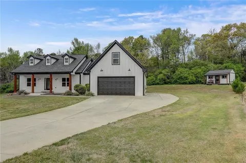 Exterior - 100 Glenview Ln, Commerce, GA 30529 photo 2 of 9