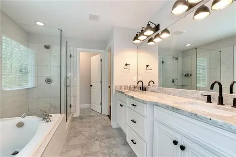 Bath - 7920 Willow Pt, Gainesville, GA 30506 photo 2 of 5