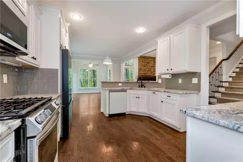 Kitchen - 7920 Willow Pt, Gainesville, GA 30506 photo 1 of 3