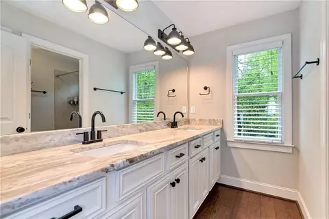 Bath - 7920 Willow Pt, Gainesville, GA 30506 photo 5 of 5