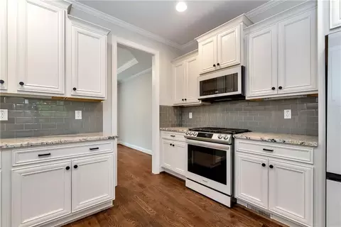 Kitchen - 7920 Willow Pt, Gainesville, GA 30506 photo 3 of 3
