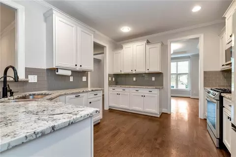 Kitchen - 7920 Willow Pt, Gainesville, GA 30506 photo 2 of 3