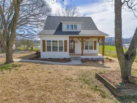 226 Myrtle St, Lavonia, GA 30553