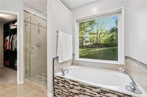 Bath - 10880 Glenbarr Dr, Duluth, GA 30097 photo 3 of 4