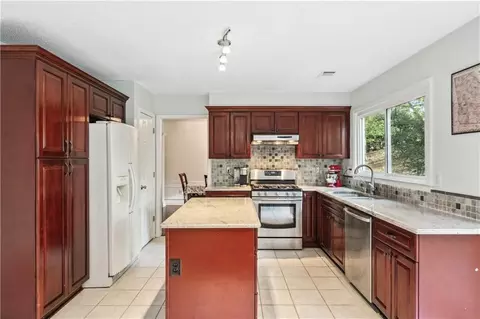 Kitchen - 10880 Glenbarr Dr, Duluth, GA 30097 photo 2 of 4