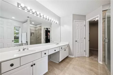 Bath - 10880 Glenbarr Dr, Duluth, GA 30097 photo 2 of 4
