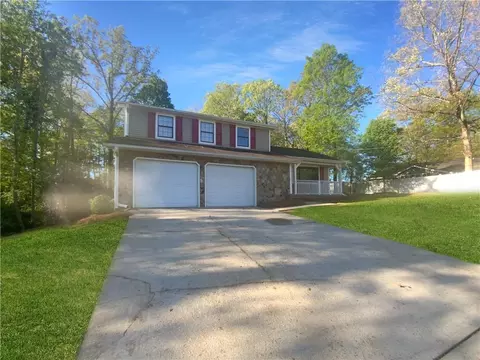 10 Oakridge Dr, Ellenwood, GA 30294