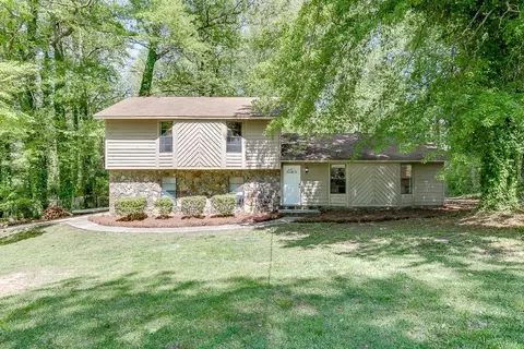 6646 Heathrow Ln, Stone Mountain, GA 30087