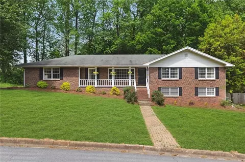 611 N Thomas Ln SE, Smyrna, GA 30082