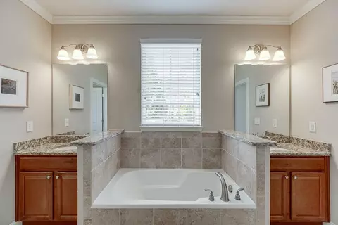 Bath - 317 Townsend St, Grayson, GA 30017 photo 3 of 5