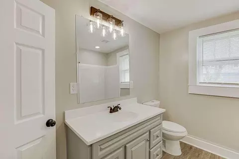 Bath - 344 Falls Rd, Toccoa, GA 30577 photo 1 of 2