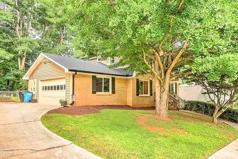 623 Ridgeview Dr SW, Lilburn, GA 30047
