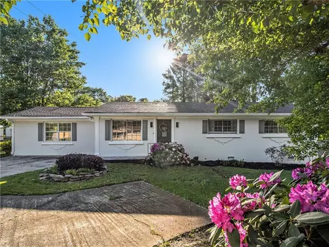 27 Hunters Cir, Powder Springs, GA 30127