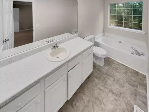 Bath - 5015 Farmbrook Ln, Gainesville, GA 30507 photo 1 of 3