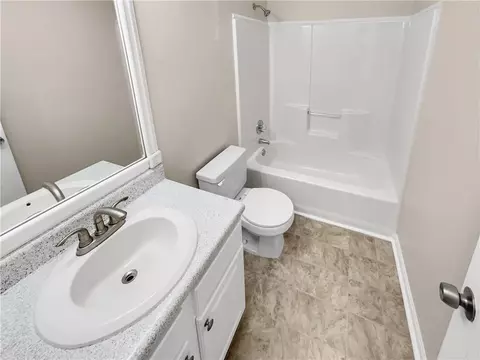 Bath - 5015 Farmbrook Ln, Gainesville, GA 30507 photo 3 of 3