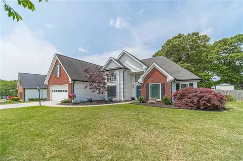 3185 Plantation Run Dr, Loganville, GA 30052