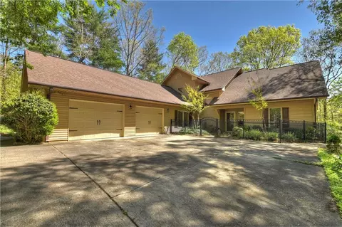 145 Toccoa Ct, Ellijay, GA 30540