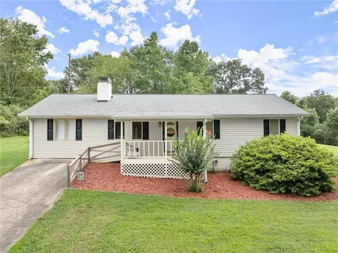 5853 Meadow View Ln, Flowery Branch, GA 30542