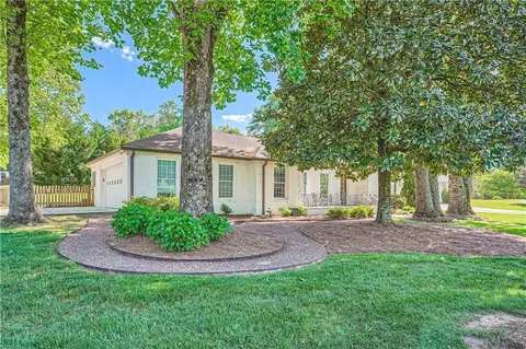 2701 W Fontainebleau Dr, Dunwoody, GA 30360