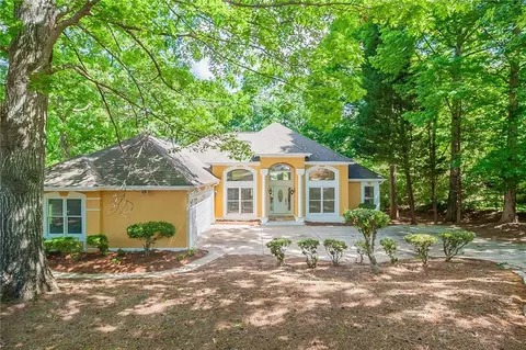 529 Country Club Dr, Stockbridge, GA 30281