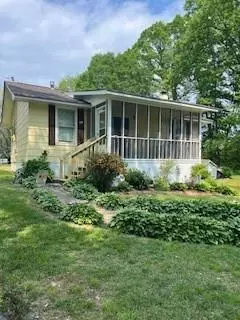 4410 Mcbrayer Rd, Flowery Branch, GA 30542