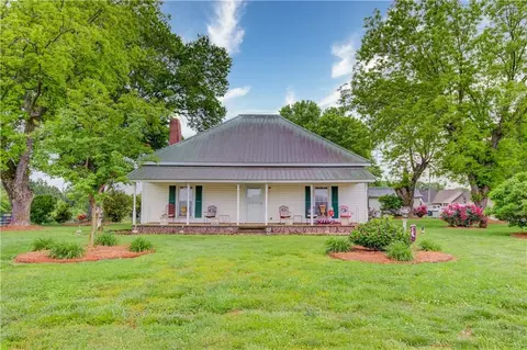 2364 Old Maddox Rd, Hoschton, GA 30548