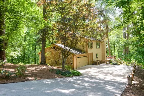 135 River Ridge Ct, Roswell, GA 30076