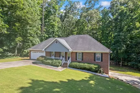 497 Creek View Dr, Hoschton, GA 30548