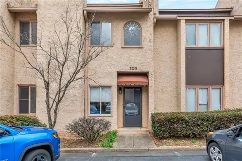 703 Roswell Landings Dr, Roswell, GA 30075