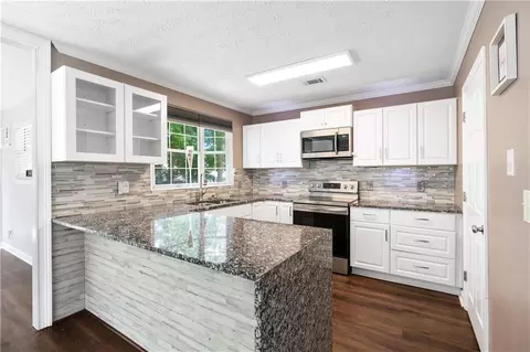 3945 Oak Glenn Dr, Duluth, GA 30096 photo 9