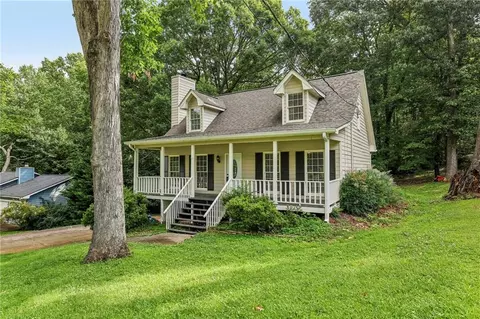 6255 Oakleaf Dr, Flowery Branch, GA 30542