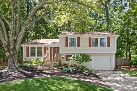 1350 Taylor Oaks Dr, Roswell, GA 30076