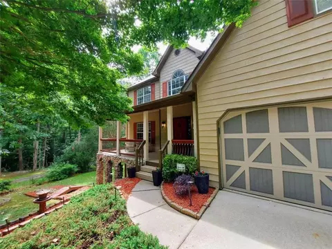 2915 Valley Ct, Loganville, GA 30052