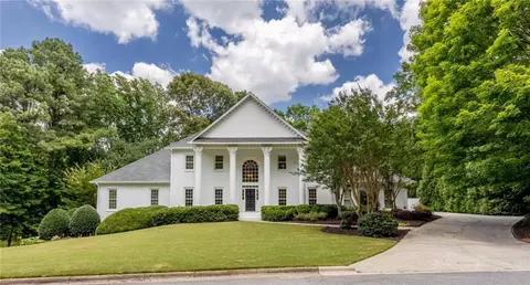 1015 Finnsbury Dr, Roswell, GA 30075