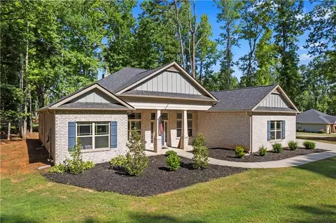 231 River Glen Dr, Jefferson, GA 30549
