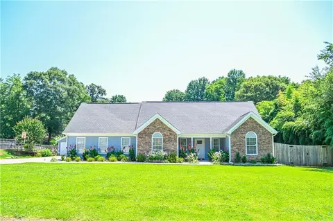 93 Mcever Ln, Hoschton, GA 30548