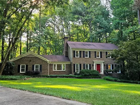 289 Barnsley Dr, Stone Mountain, GA 30087